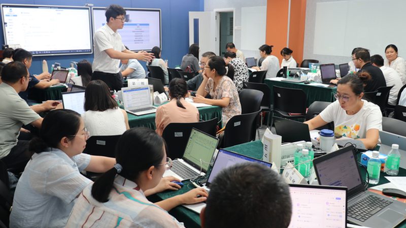 叉车培训费用主要由以下几部分构成：