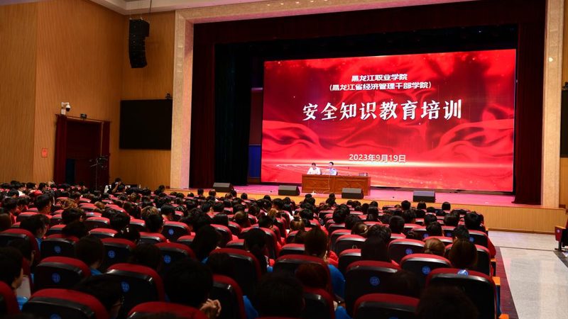 成人技能培训的收费标准通常由以下几个部分构成：